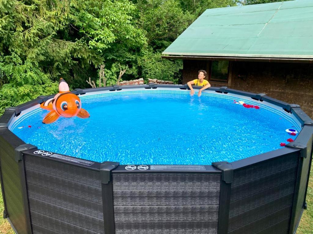 בלד Adventure Cottage With Pool And Big Garden מראה חיצוני תמונה